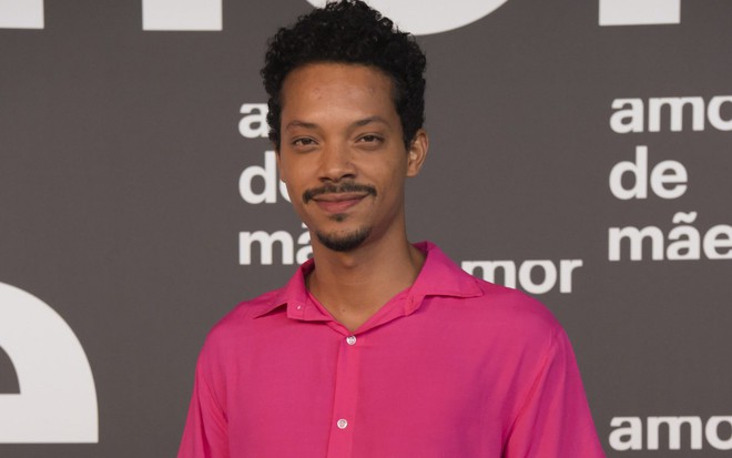 O ator Nando Brandão de camisa rosa no lançamento de Amor de Mãe