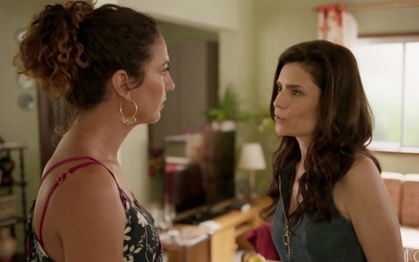 Clarissa Pinheiro e Arieta Corrêa em cena de Amor de Mãe: caracterizadas como Penha e Leila, personagens olham uma para outra