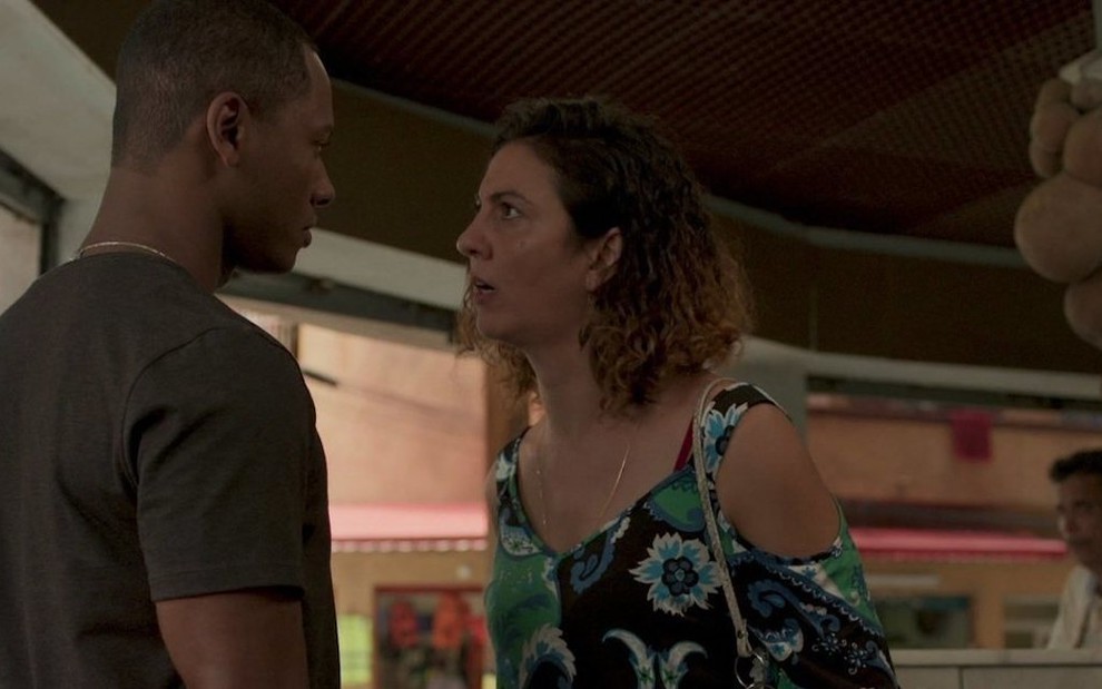 O ator Dan Ferreira é questionado por Clarissa Pinheiro em cena de Amor de Mãe, novela em que eles formam um casal