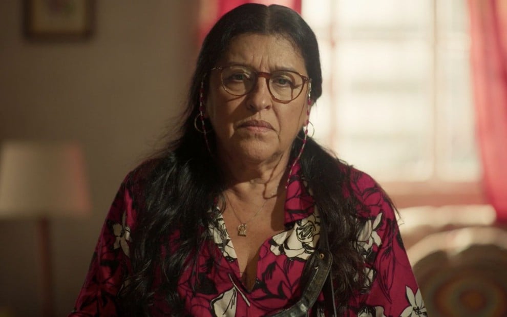 A personagem Lurdes (Regina Casé) olha triste em cena da novela Amor de Mãe, da Globo