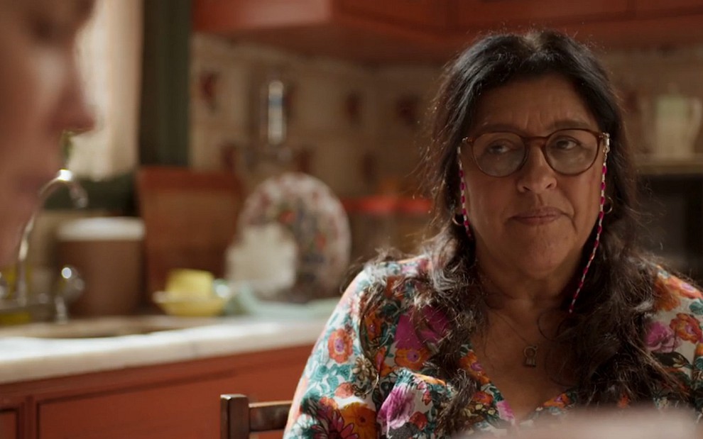 Lurdes (Regina Casé) toma café na casa de Thelma (Adriana Esteves) em cena de Amor de Mãe