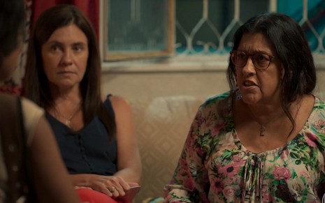 Lurdes (Regina Casé) conversa com Rita (Mariana Nunes), e Thelma (Adriana Esteves) observa em cena de Amor de Mãe