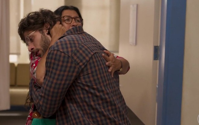 Regina Casé e Chay Suede se abraçam em cena de Amor de Mãe