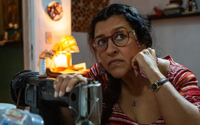 Lurdes (Regina Casé) em cena de Amor de Mãe