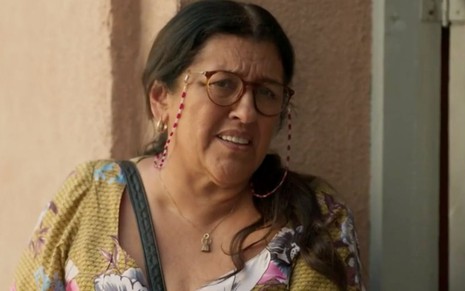 A atriz Regina Casé em cena da novela Amor de Mãe, da Globo