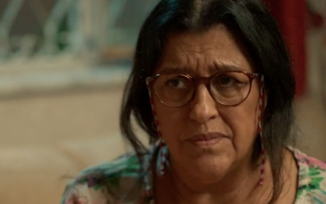 A atriz Regina Casé em cena da novela Amor de Mãe, da Globo