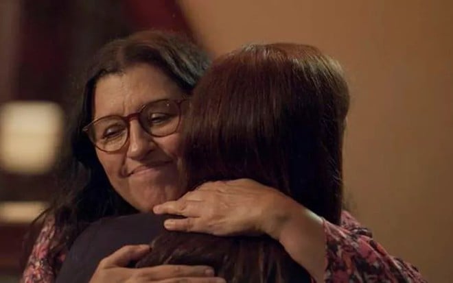 A atriz Regina Casé, abraça com a atriz Adriana Esteves, em cena como Lurdes e Thelma em Amor de Mãe