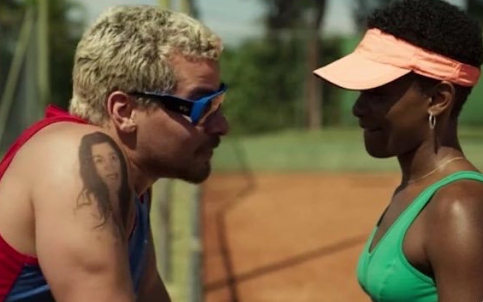 O ator Thiago Martins conversa em uma quadra de tênis com Erika Januza em cena da novela Amor de Mãe, da Globo