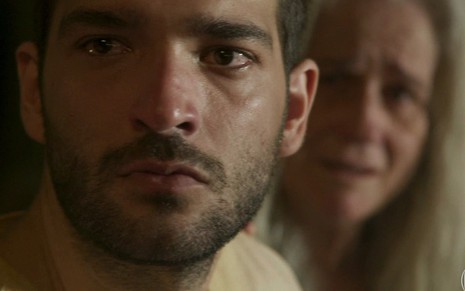 O ator Humberto Carrão se mostra impactado em cena da novela Amor de Mãe em que atuou com a colega Vera Holtz
