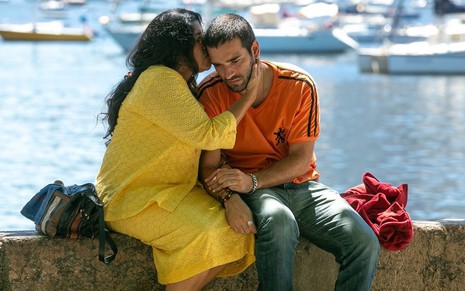 Regina Casé abraça e beija Humberto Carrão em cena de Amor de Mãe que será exibida a partir desta segunda (6) na novela