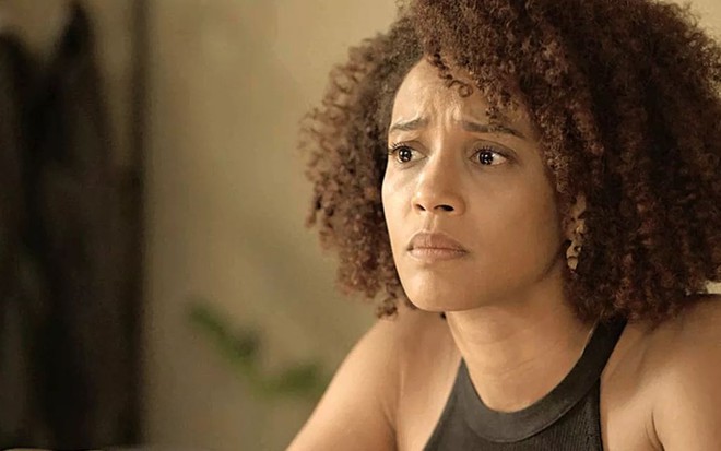 Taís Araujo com expressão triste em cena de Amor de Mãe, novela das nove da Globo na qual interpreta a advogada Vitória