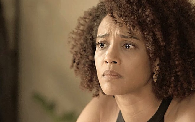 A atriz Taís Araujo, com expressão de choro, caracterizada como Vitória em cena de Amor de Mãe
