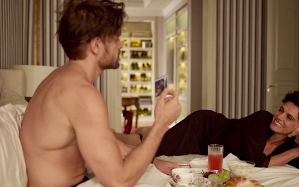 Alejandro Claveaux contracena com Malu Galli em uma cama e sem camisa na novela Amor de Mãe, da TV Globo