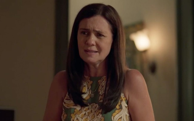 Adriana Esteves caracterizada como Thelma em Amor de Mãe: atriz olha com choque para alguém fora do quadro