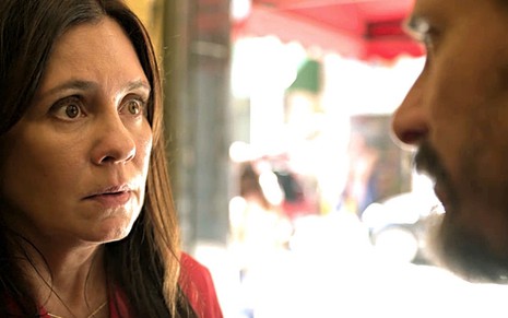 A atriz Adriana Esteves contracena com Enrique Diaz na novela Amor de Mãe e faz uma expressão de quem está em pânico