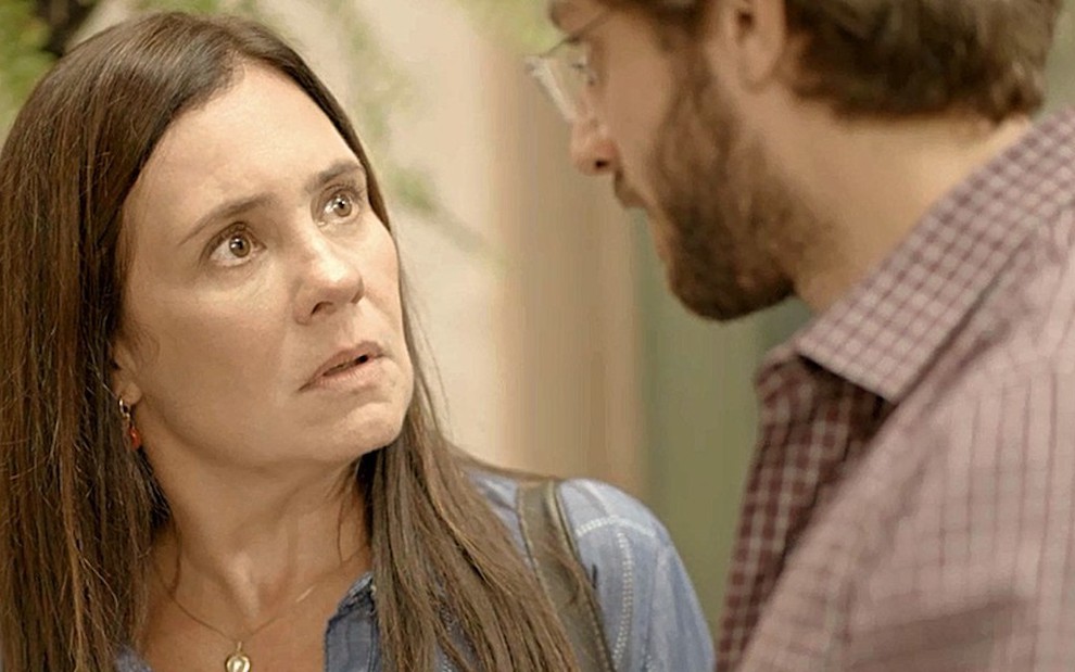 A atriz Adriana Esteves faz um olhar de pânico em uma sequência em que atua com Chay Suede na novela Amor de Mãe