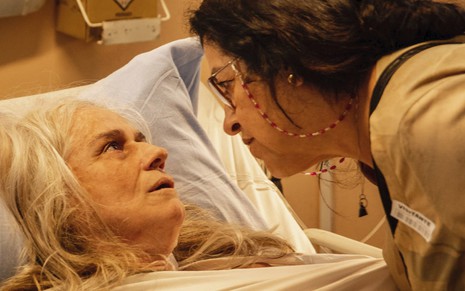 As atrizes Vera Holtz e Regina Casé contracenam na novela das nove da Globo, Amor de Mãe, na qual são inimigas
