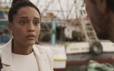 A atriz Taís Araujo conversa em uma sequência em uma marina na novela Amor de Mãe, da TV Globo, em que interpreta Vitória