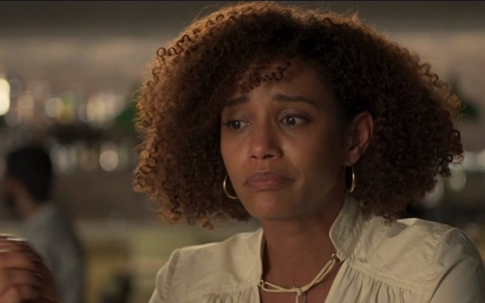 A atriz Taís Araujo esboça expressão desolada em cena da novela Amor de Mãe, da Globo, em que interpreta Vitória