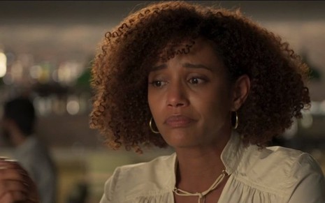 A atriz Taís Araujo esboça expressão desolada em cena da novela Amor de Mãe, da Globo, em que interpreta Vitória
