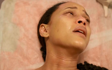 A atriz Taís Araújo chora em cena em que sua personagem é levada em maca para parto prematuro na novela Amor de Mãe, da Globo