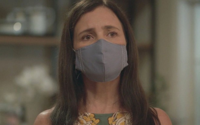 De máscara, Adriana Esteves interpreta Thelma em cena de Amor de Mãe