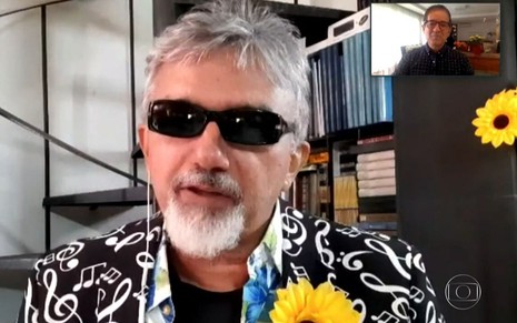 Com sua tradicional flor na lapela, Falcão conversa por videochamada com Carlos Tramontina no Antena Paulista