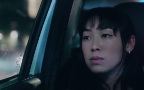 Dentro de um carro no meio da chuva, Ana Hikari caracterizada como Tina em cena de As Five