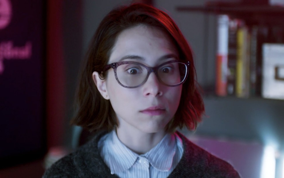 Daphne Bozaski em cena de As Five: personagem olha de maneira desconfiada para alguém fora do quadro