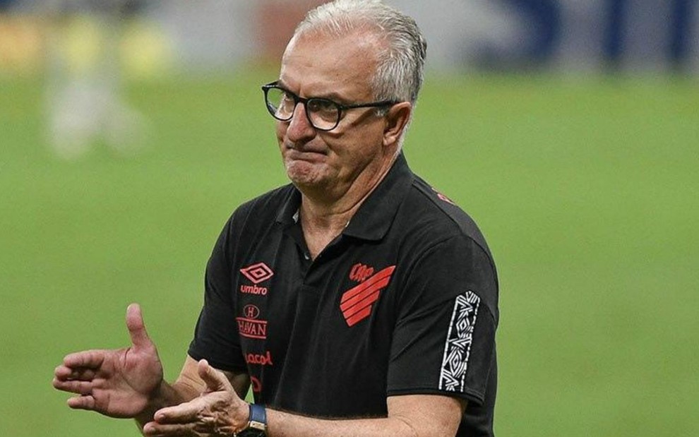 O técnico Dorival Júnior bate palmas para incentivar a equipe em jogo do Campeonato Brasileiro 2020