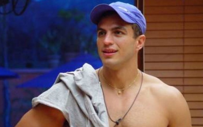 O vencedor do Big Brother Brasil, exibido em 2002, Kleber Bambam sorri durante o confinamento