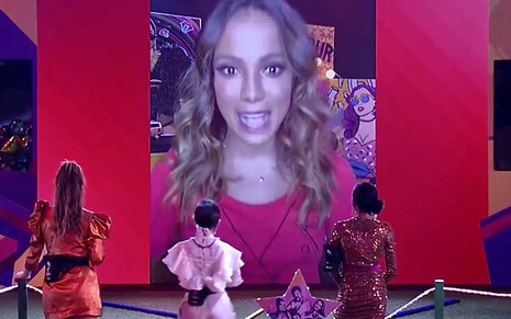 A cantora Anitta no telão durante live no Big Brother Brasil, da TV Globo