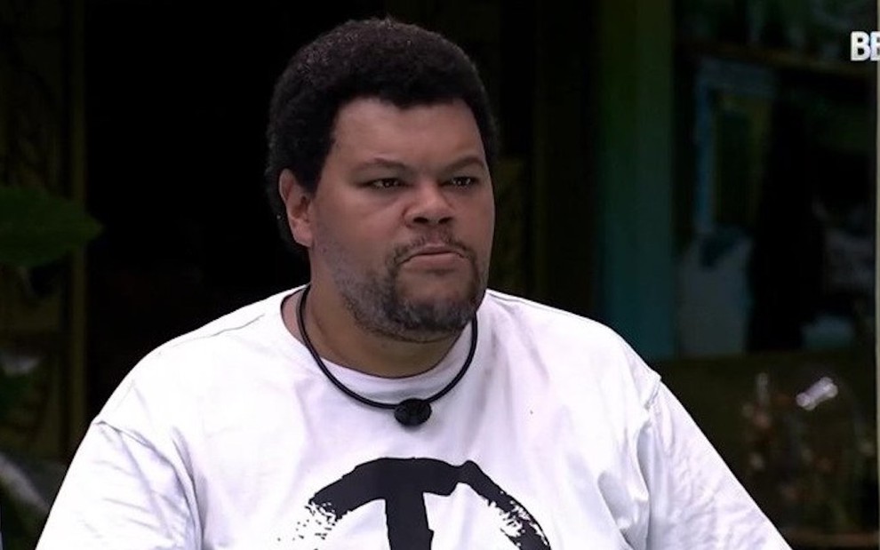 O ator Babu Santana dentro da casa do Big Brother Brasil 20