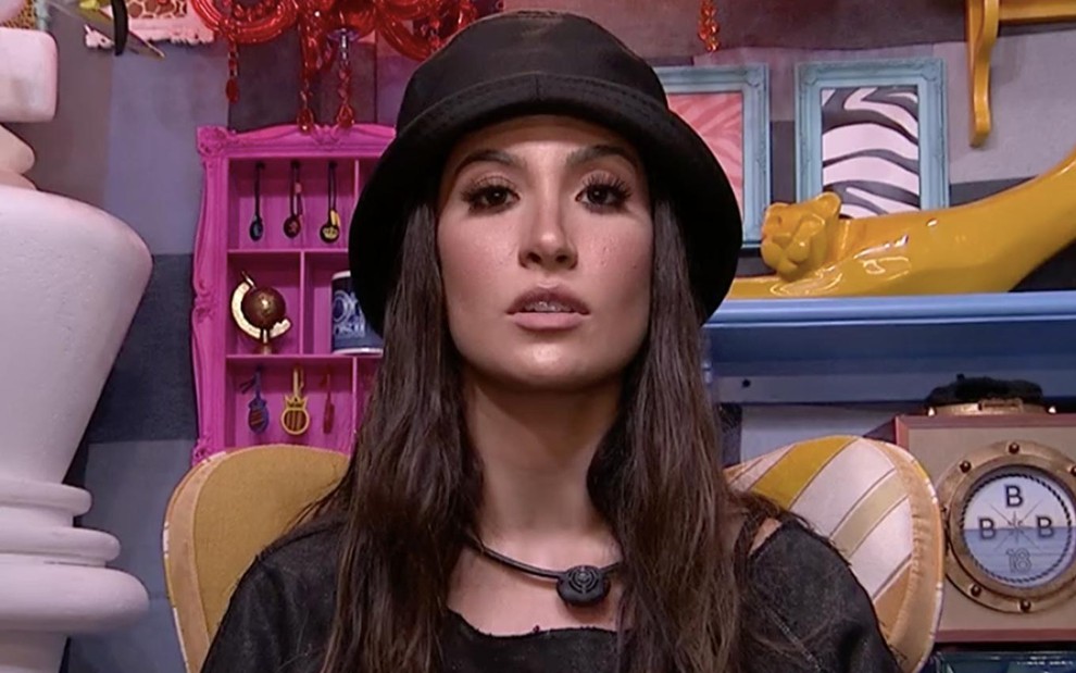 Bianca Andrade no Big Brother Brasil 20: influencer digital usa roupa e chapéu e olha de maneira fixa para frente