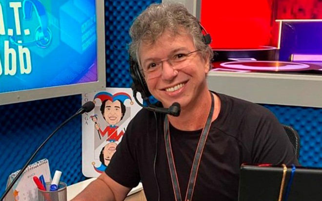 J. B. Oliveira, o Boninho, sorridente no cenário do CAT BBB