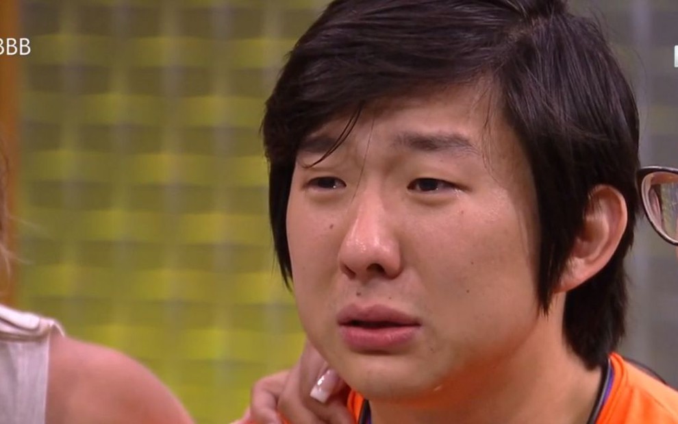 Anjo da semana no BBB20, Pyong Lee se emocionou ao ver o filho Jake pela primeira vez