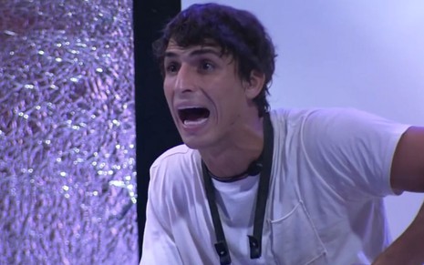 Foto do confinado Felipe Prior em que parece gritar durante uma festa do líder no Big Brother Brasil 20, ocorrida na madrugada quinta-feira (6)