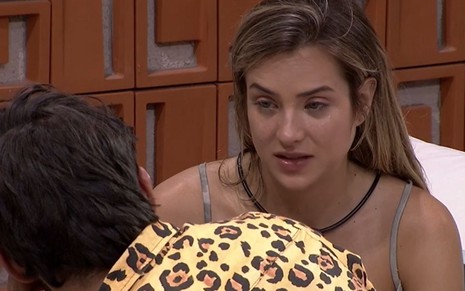 Captura de imagem de Gabi Martins chorando ao discutir com Guilherme Napolitano (de costas) no Big Brother Brasil 20, na Globo