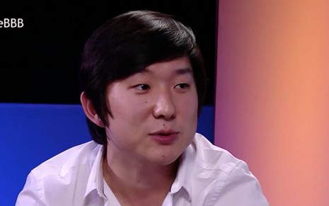 O ex-BBB Pyong Lee em entrevista ao programa Rede BBB, exibido em março deste ano, após sua eliminação
