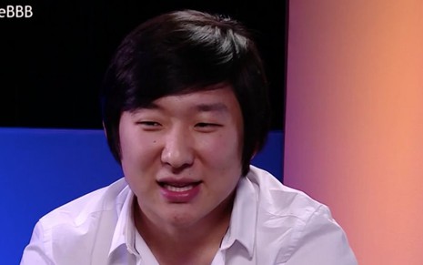 O ex-BBB Pyong Lee em entrevista ao programa Rede BBB, exibido em março deste ano, após sua eliminação