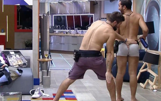 Arthur Picoli dá tapinha no bumbum de Gilberto Nogueira no BBB21