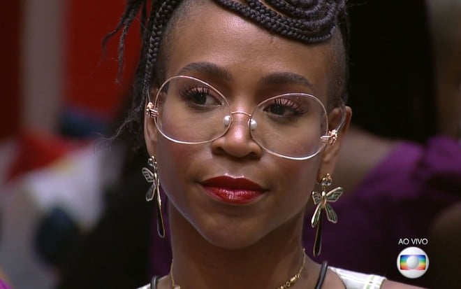 Karol Conká de óculos e batom vermelho no BBB21