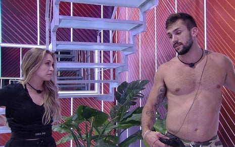 A participante do BBB21 Carla Diaz (à esquerda) em conversa com o brother Arthur Picoli (à direita), que parece desanimado