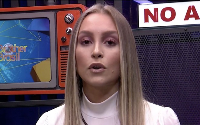 A atriz Carla Diaz com expressão séria no confessionário do BBB21