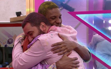 Lucas Penteado e Gilberto Nogueira se abraçam durante festa no Big Brother Brasil 21