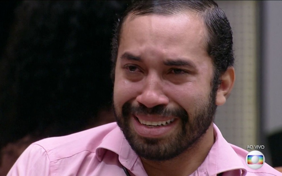 Gilberto Nogueira de camisa rosa chora dentro da casa do BBB21
