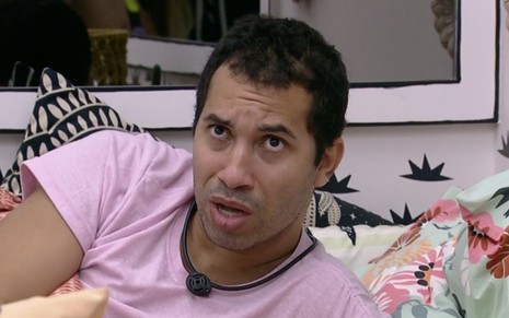 O participante do BBB21 Gilberto Nogueira olha indignado no reality da Globo