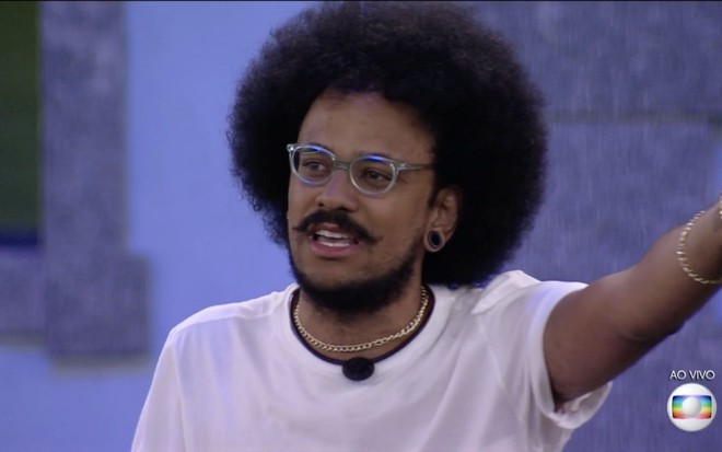 O participante do BBB21 João Luiz Pedrosa chora durante Jogo da Discórdia na última segunda-feira (5)