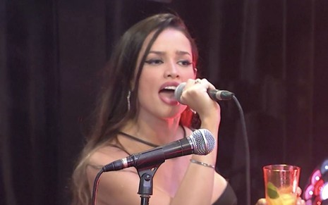 A participante Juliette Freira canta em um microfone durante festa no BBB21, da Globo