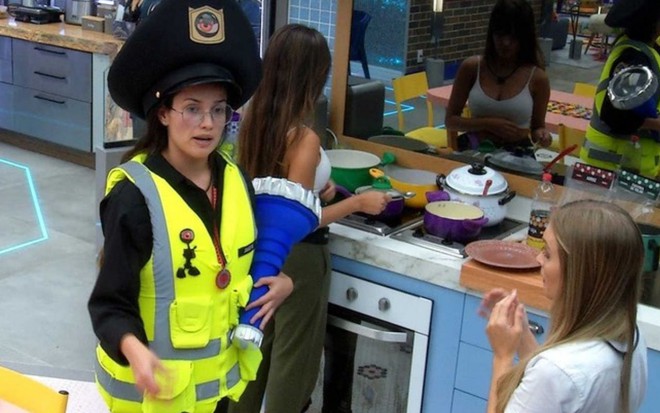 A participante Juliette Freire discute na cozinha Xepa do BBB21 com Thaís Braz (ao fundo) e Carla Diaz (à direita)